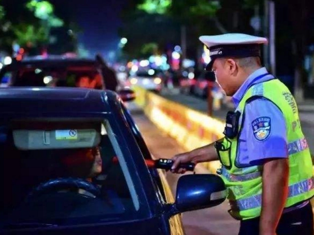 喝酒吹氣沒有吹到酒？原來是這么做的，可是還是逃不過交警