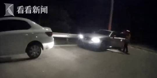 酒駕遇查 男子向交警“訴苦”:代駕嫌遠送半路走了 酒駕遇查 男子向交警“訴苦”:代駕嫌遠送半路走了