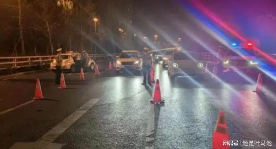 男子酒駕遇查“急中生智”躲進(jìn)修車店…… 男子酒駕遇查“急中生智”躲進(jìn)修車店……