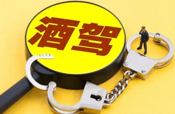 酒駕讓無駕照的女友來頂包……鄭州交警：罰！